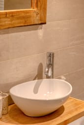 Salle de bain avec baignoire