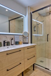 Salle de bain avec douche