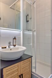 Salle de bain avec douche