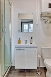 Salle de bain avec douche avec WC