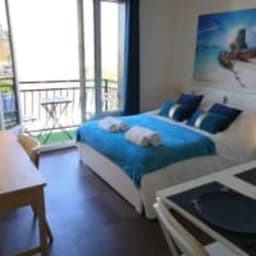 Chambre avec espace bureau