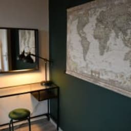 Chambre avec espace bureau