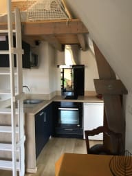 la cuisine tout équipée : lave vaisselle, four, micro ondes, plaques de...