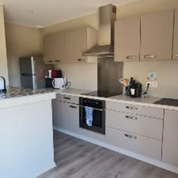 Cucina spaziosa, attrezzata e arredata