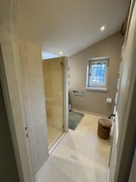 salle d'eau avec douche , vasque et wc