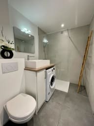 Salle de bain élégante et moderne, équipée d’une douche spacieuse, d’une...