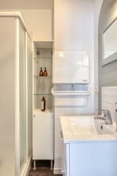Salle de bain avec douche avec WC