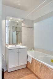 Salle de bain fonctionnelle avec baignoire