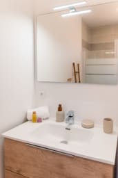 Villa Selva : Salle de bain : meuble vasque et miroir