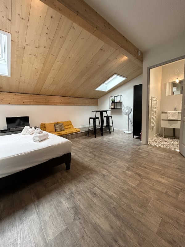 Appartement rénové avec belle pierre et climatisation pour 2 personnes