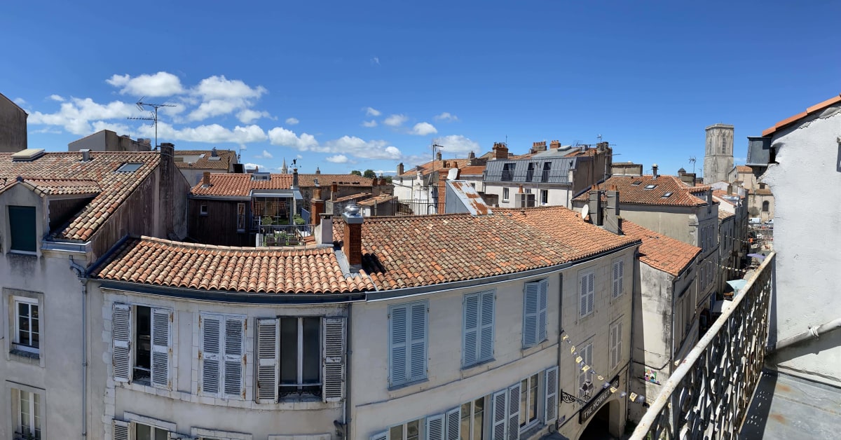 Immobilier Agréable studio avec balcon proche du Vieux Port .  