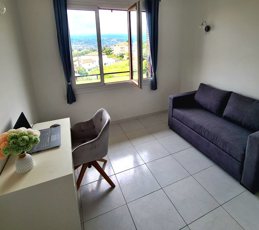 Appartement   Bel appart 3 pièces, balcon ensoleillé  vue mer 