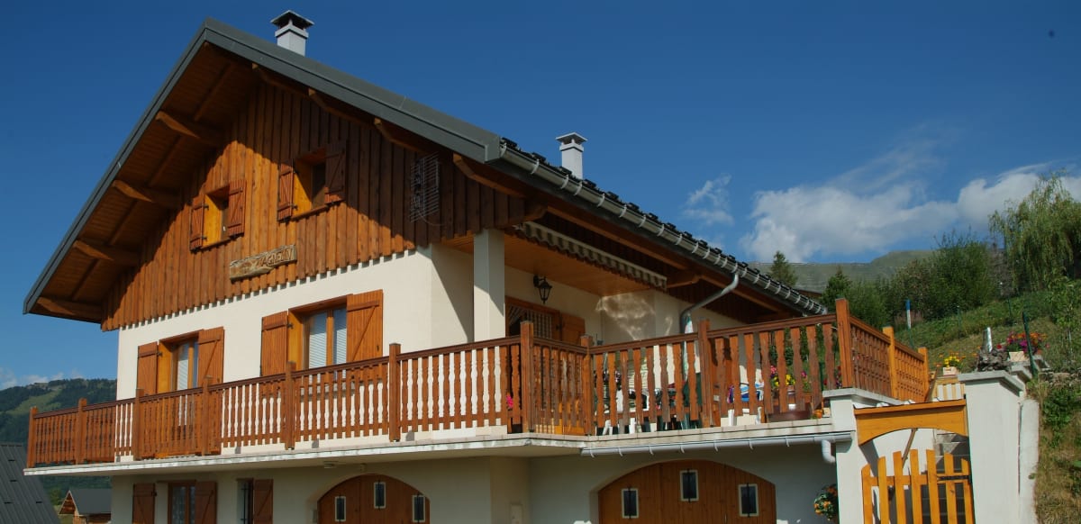 Grand chalet avec terrasse, vue montagne et espace nature