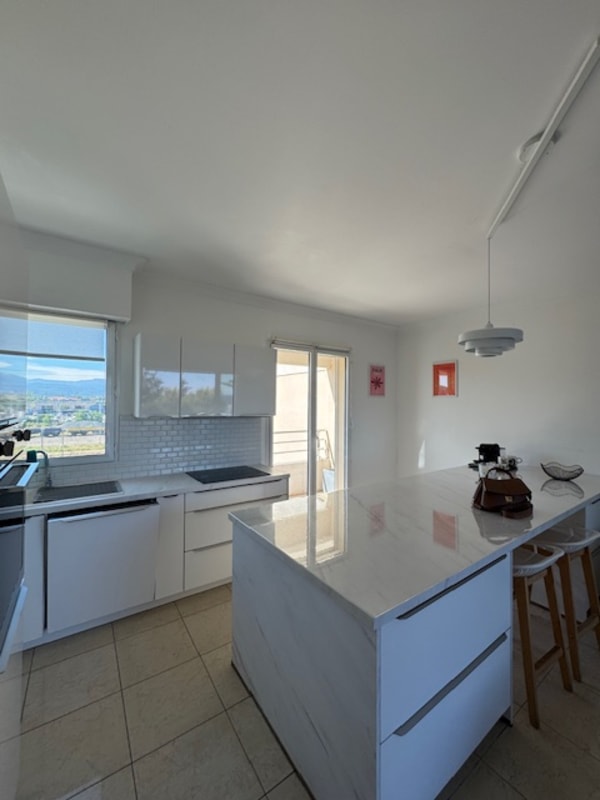  immobilier  Terrasse et piscine à deux pas de la plage