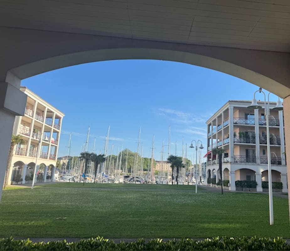  immobilier  Appartement calme avec terrasse et vue sur le port