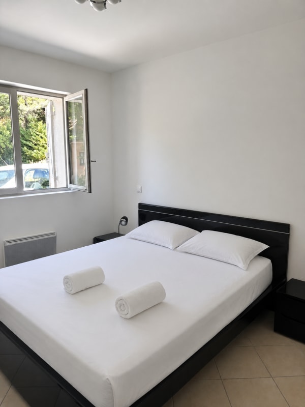 Immobilier Maison en pierre à Roussillon - piscine et tennis  