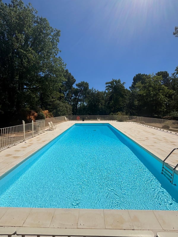 Maison en pierre à Roussillon - piscine et tennis