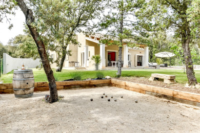 Terrain de pétanque à l'ombre