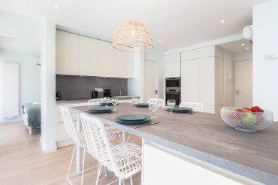 Vue de la cuisine et de la table à manger