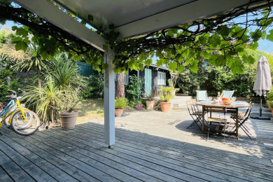 Terrasse abritée et équipée : d'une plancha, d'un espace dinatoire et de...