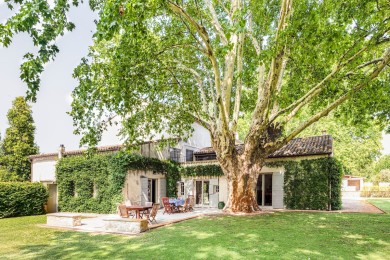 Le parc et sa terrasse ombragée
