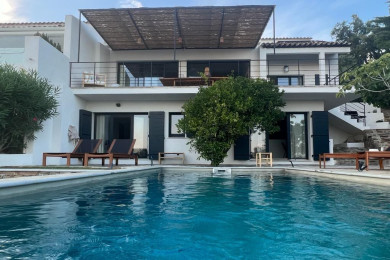 Piscine avec vue sur la maison