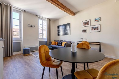 Espace de vie avec canapé, table basse et table à manger