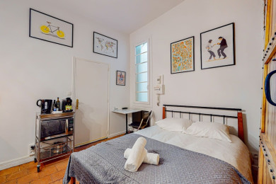 Espace de vie avec lit double et coin repas