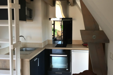 la cuisine tout équipée : lave vaisselle, four, micro ondes, plaques de...