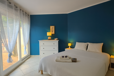 Chambre lit double climatisée et vue jardin + accès terrasse