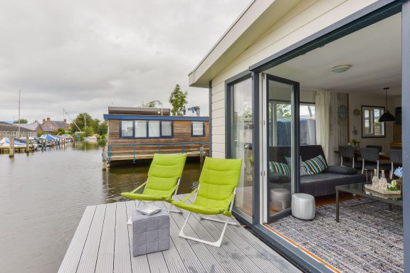 Bright and Comfortable Houseboat 