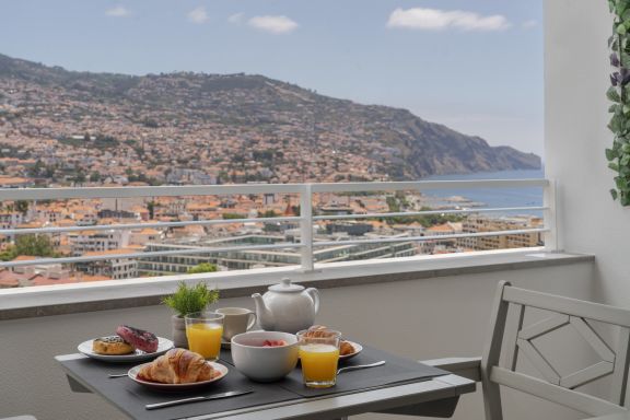 Jasmineiro I, sea and mountain views
