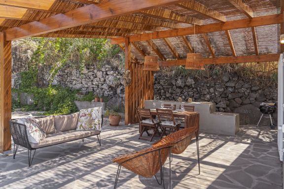 Um refúgio à beira-mar, Casa da Rocha de Baixo