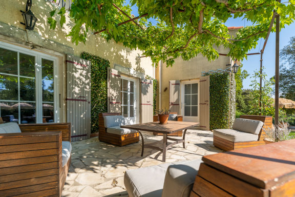 Provencal bastide with heated pool near Alpilles and Luberon