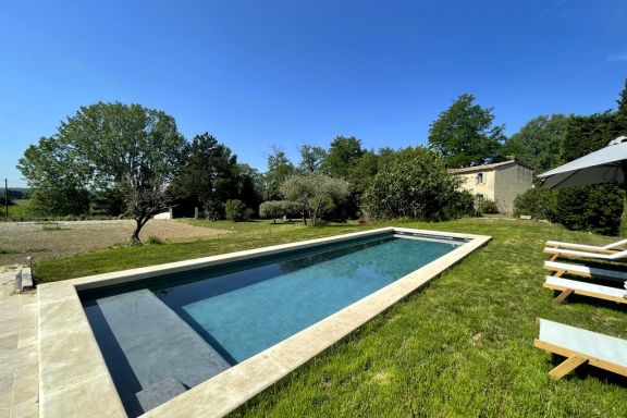 Charmant Mas en campagne, proche village de Lambesc, grand jardin, piscine.