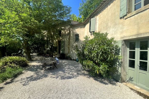 Charmant Mas en campagne, proche village de Lambesc, grand jardin, piscine.