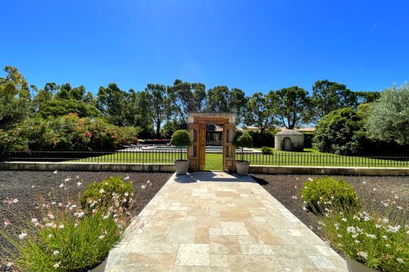 Belle villa contemporaine, piscine et grand jardin