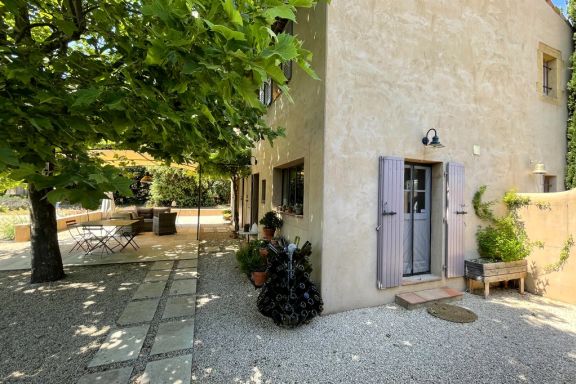 Villa à Rognes avec grand jardin et jacuzzi