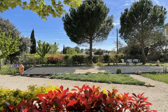 Villa à Rognes avec grand jardin et jacuzzi