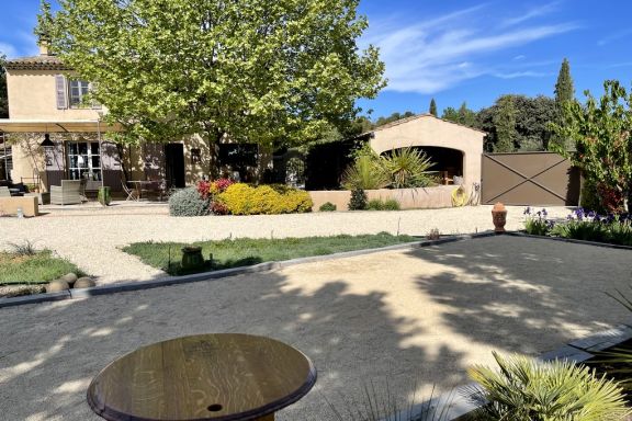 Villa à Rognes avec grand jardin et jacuzzi