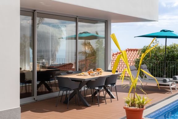 Piscine privée et vue sur la mer - Villa tropicale