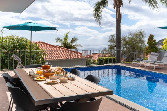 Piscine privée et vue sur la mer - Villa tropicale
