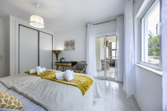 Vernieuwd appartement aan het zwembad - In het hart van Carvoeiro!