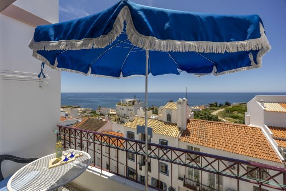 Luz Heaven - Top floor Seaview Apartment