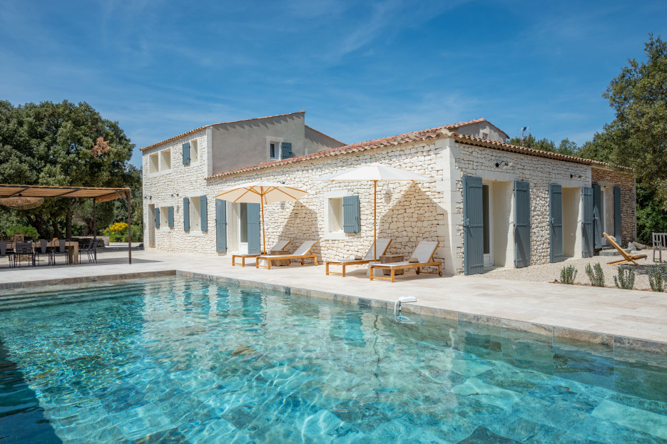 Magnificent stone house to rent with heated swimming pool in Provence