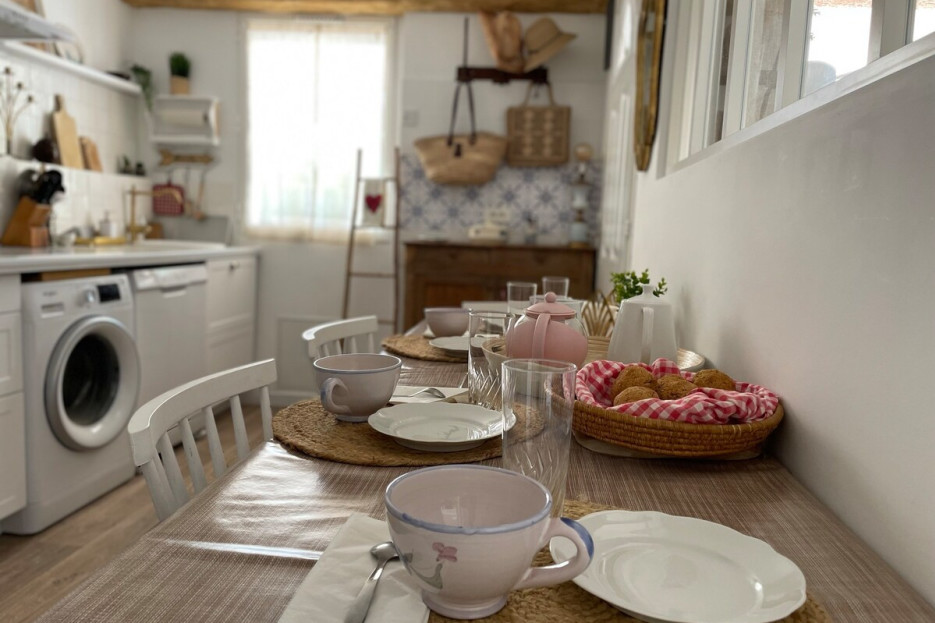Cuisine équipée avec table pour petit déjeuner