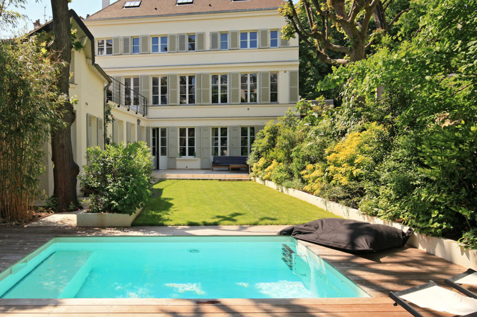 rental-family-prestigious-maison-lumea-paris-outside-swimming-pool