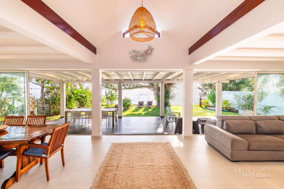 Spacious living room