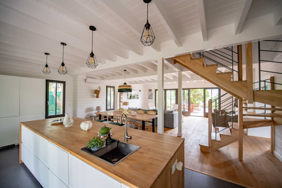 Pièce de vie, lumineuse : salon, salle à manger, cuisine. 