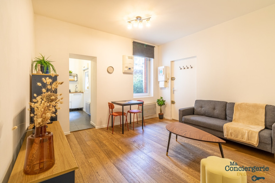 Espace séjour avec télévision et coin repas